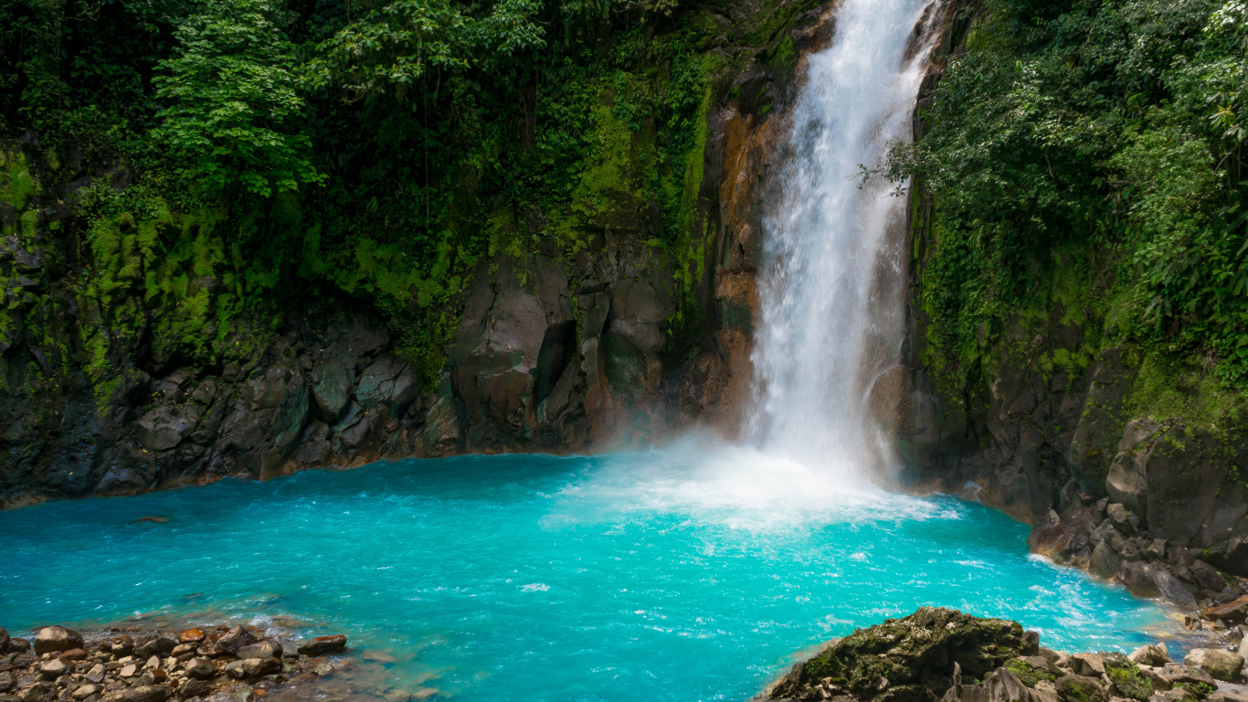 Rio celeste dans la jungle du costa rica